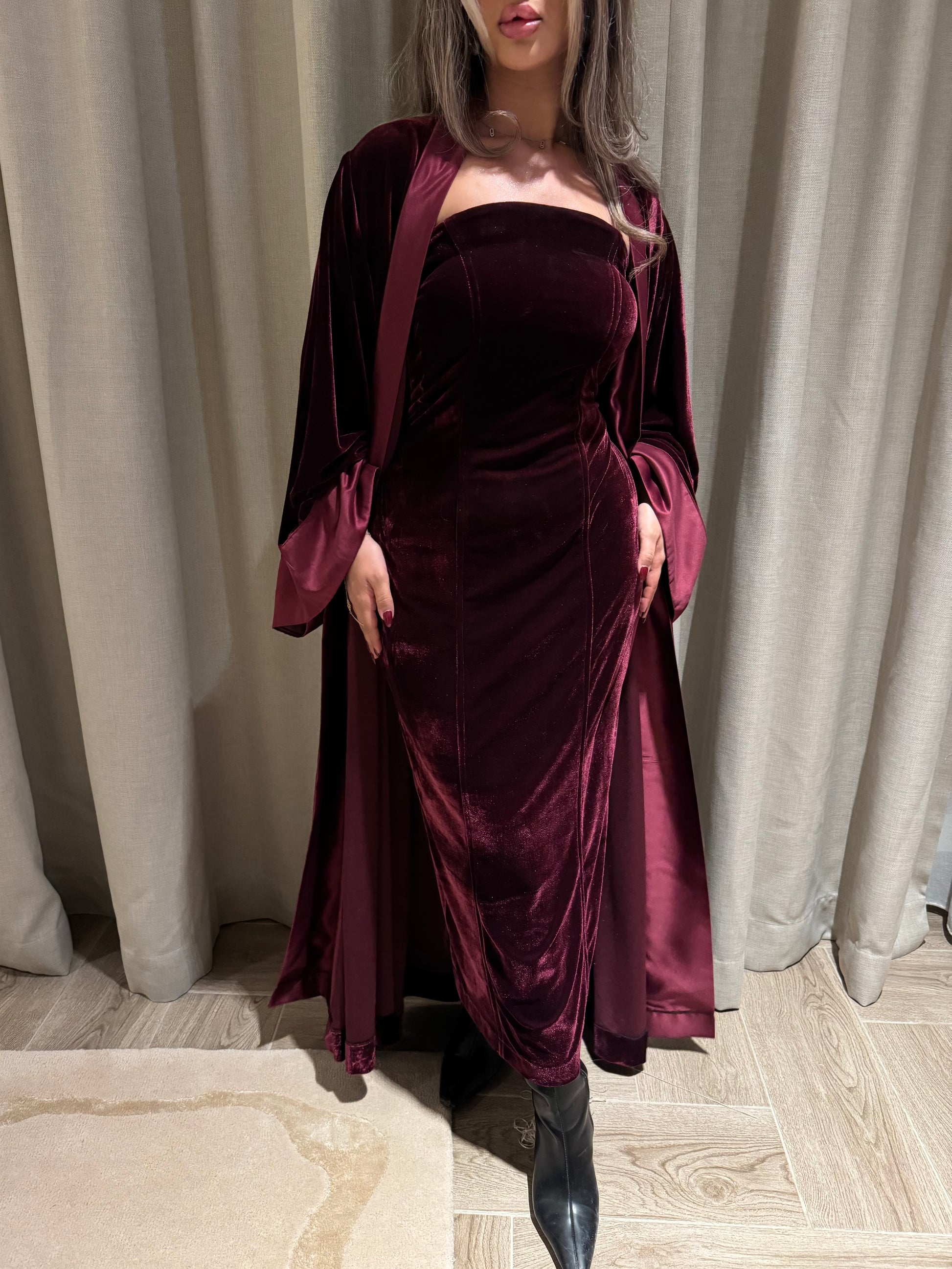 Cherry in velvet kaftan R25🌙